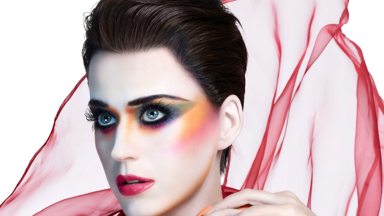 Певица Кэти Перри с ярким макияжем