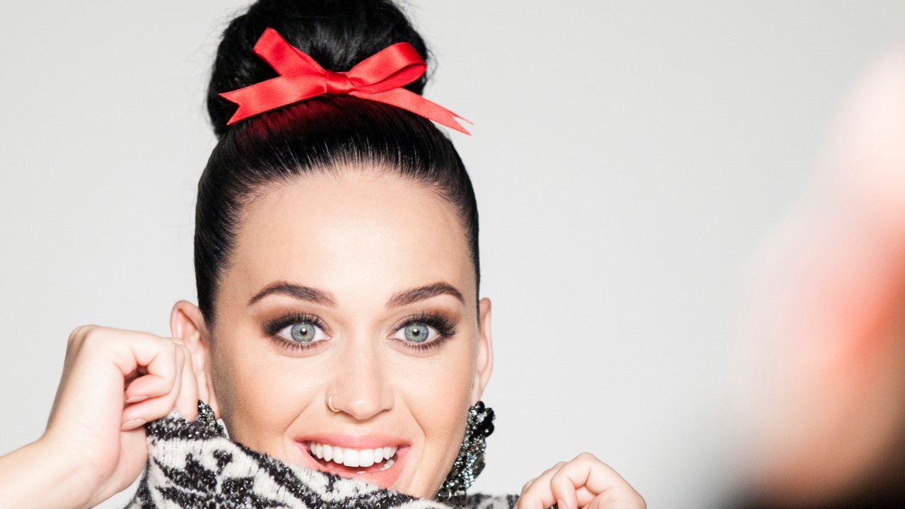 Улыбающаяся голубоглазая брюнетка Кэти Перри 