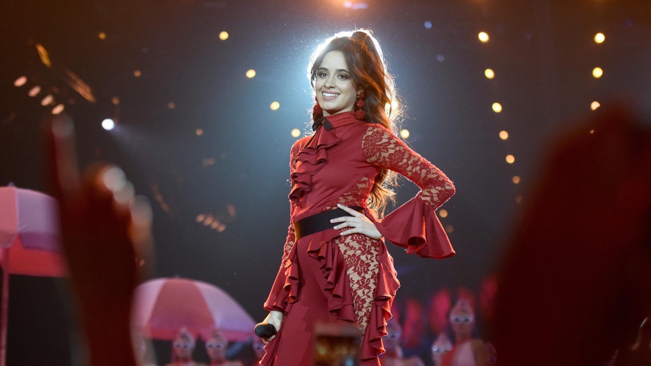 Улыбающаяся певица Камила Кабельо на сцене