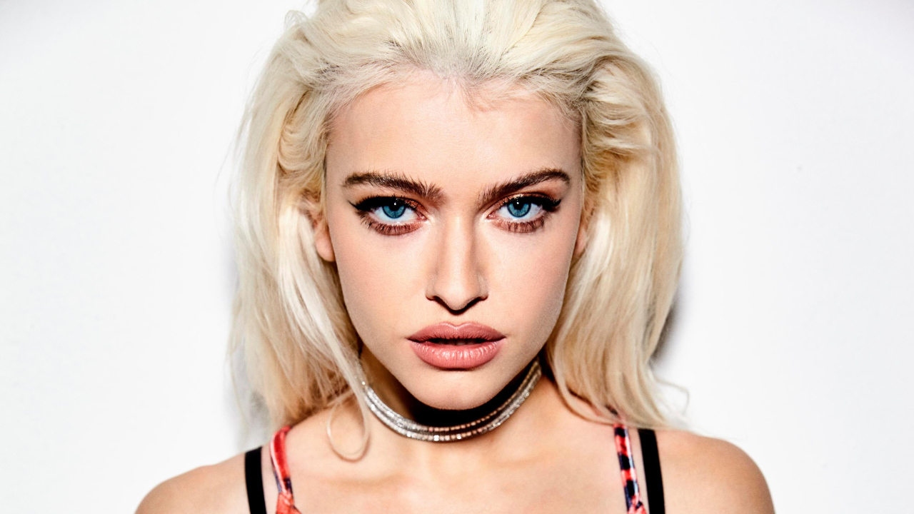 Молодая блондинка, поп исполнительница Элис Чэтер крупным планом