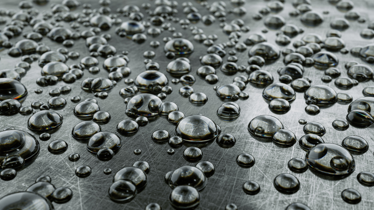 Много капель на серой железной поверхности 