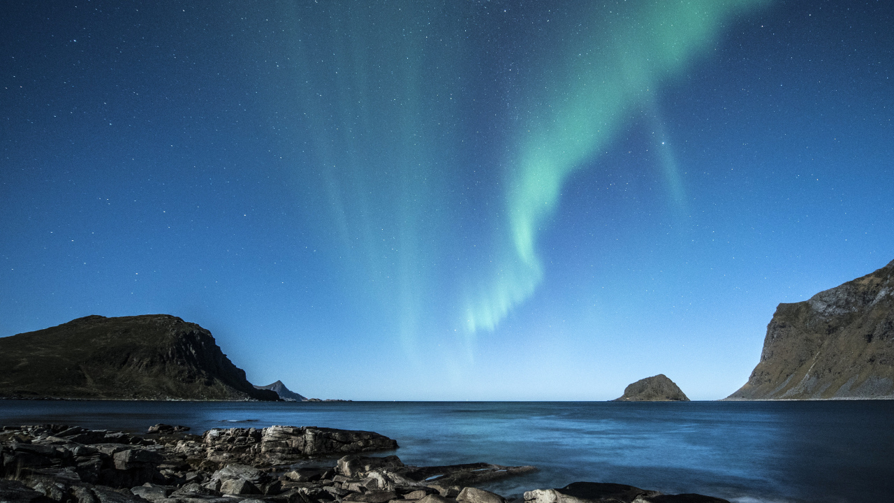 Полярное сияние над заливом