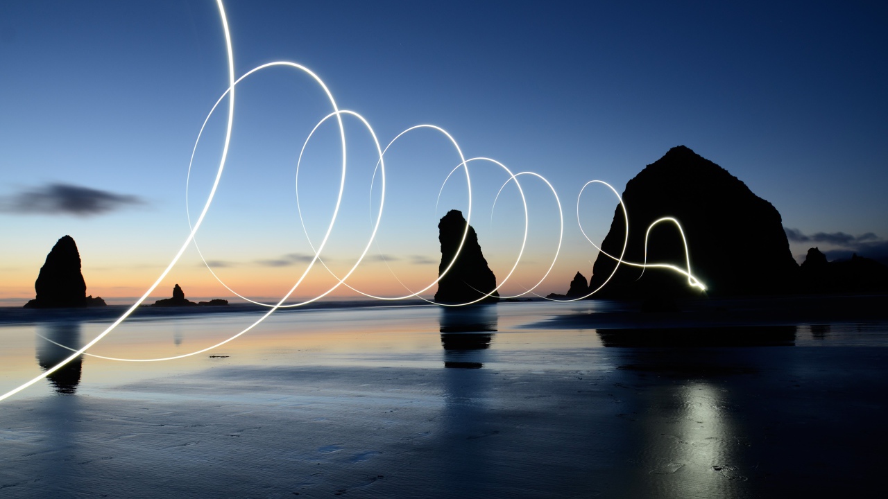 Яркая световая волна над мокрым морским песком