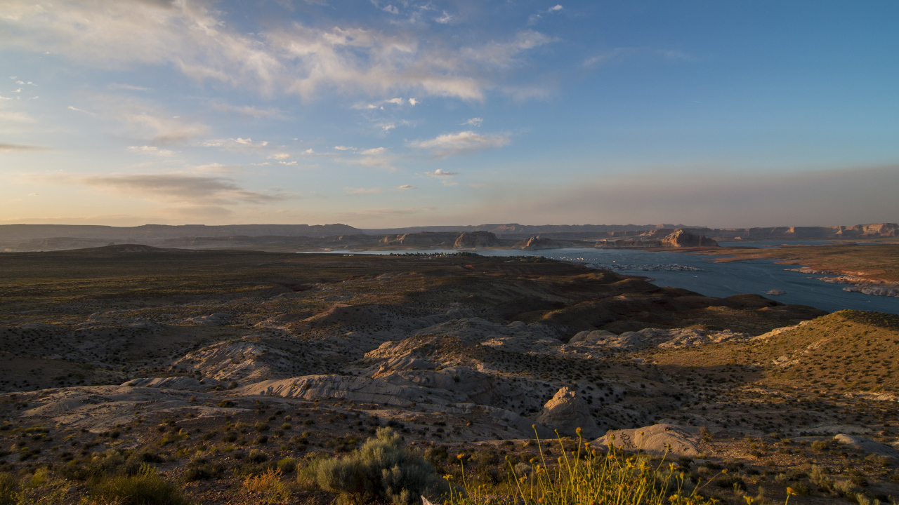Холмы у реки под голубым небом