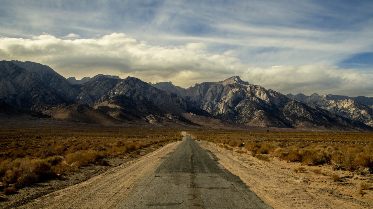 Длинная безлюдная дорога уходит в горы