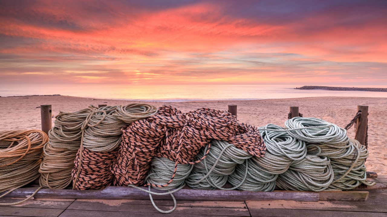 Канаты на деревянном мосту на фоне заката 