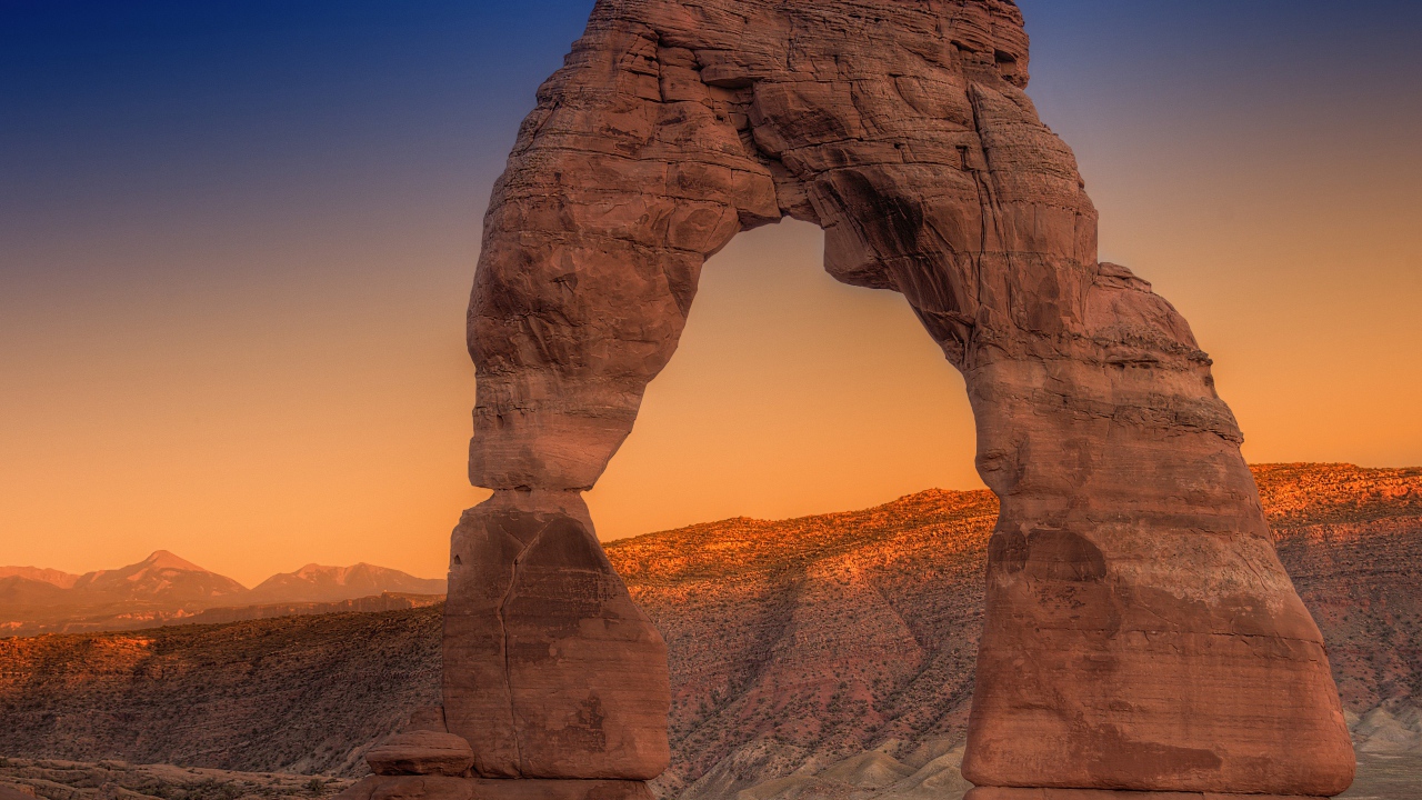 Каменная арка на фоне неба на закате солнца