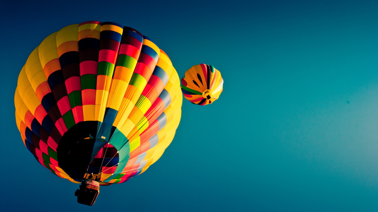 Два воздушных шара в голубом небе 