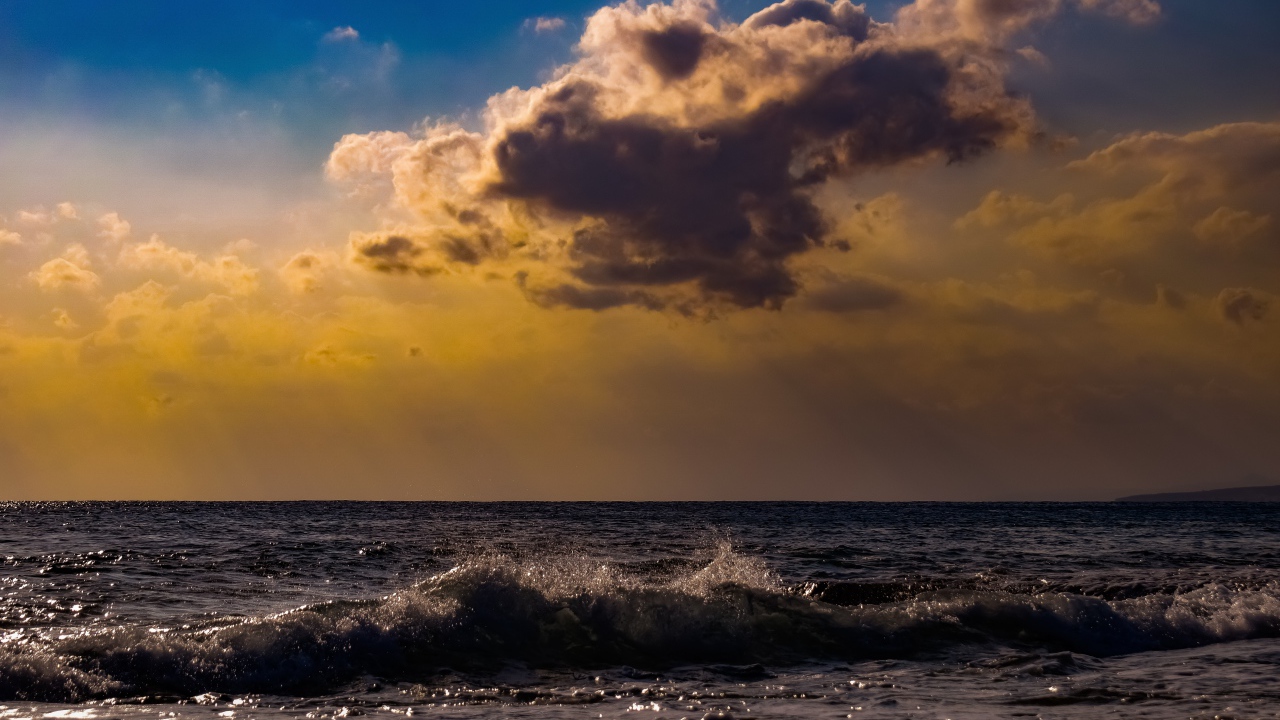 Белое облако в небе над морем