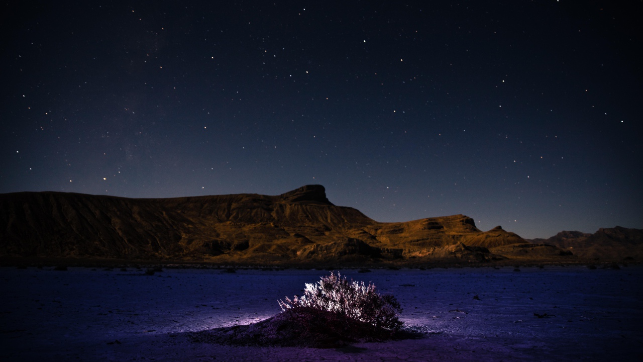 Пустыня у гор под звездным небом ночью