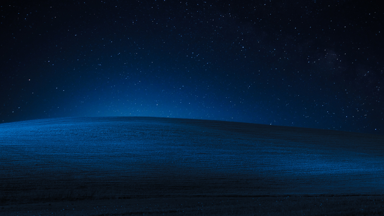 Поле под красивым звездным небом