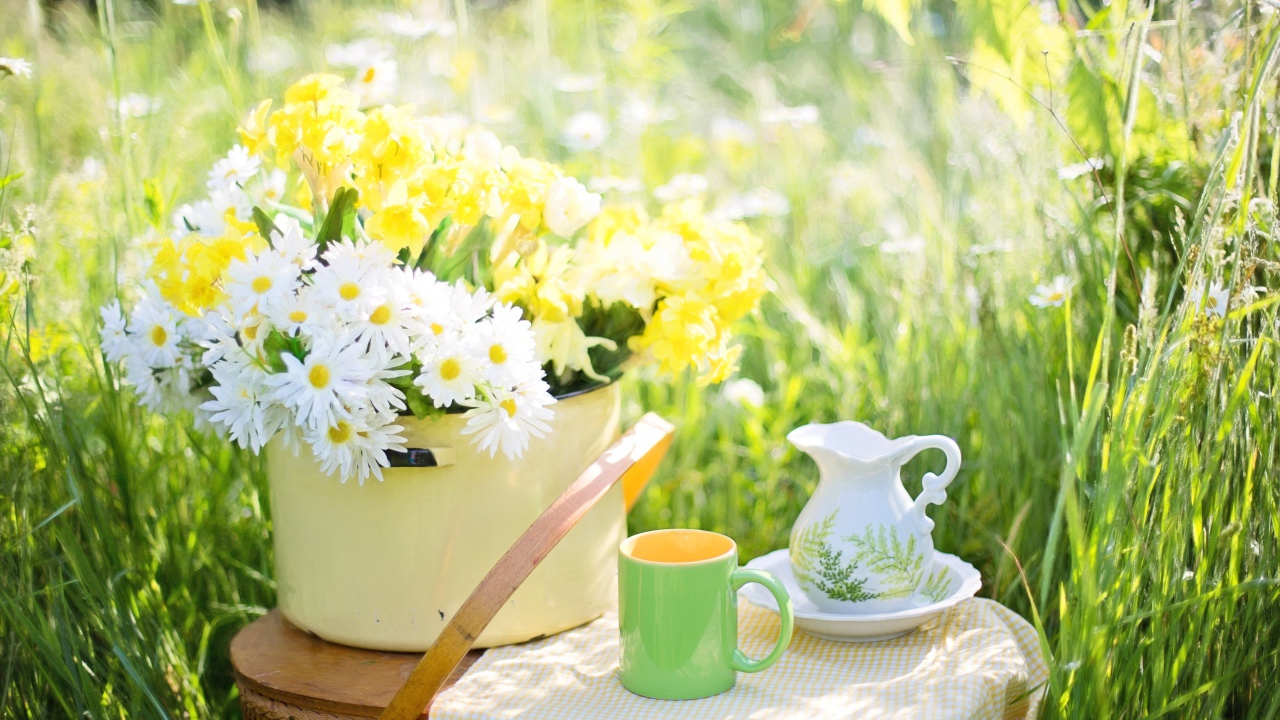 Букет цветов в кастрюле стоит на корзине 