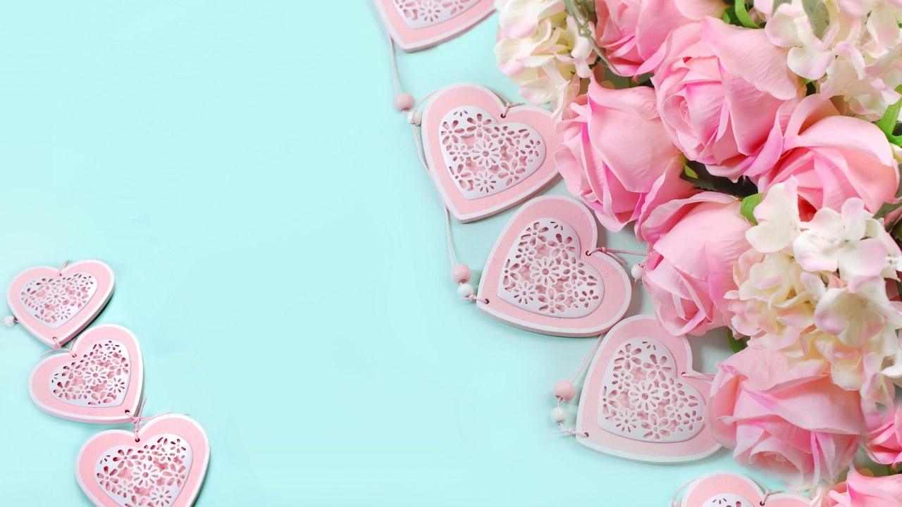 Букет розовых роз на голубом фоне с сердечками