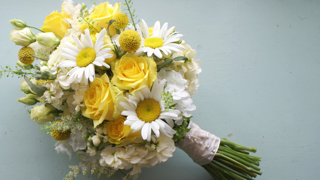 Красивый букет цветов на сером фоне