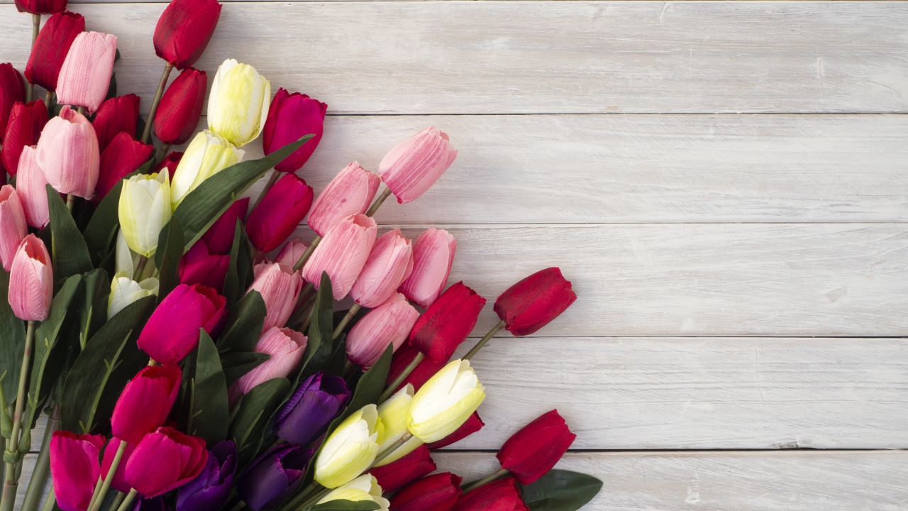 Букет искусственных тюльпанов на серой деревянной поверхности