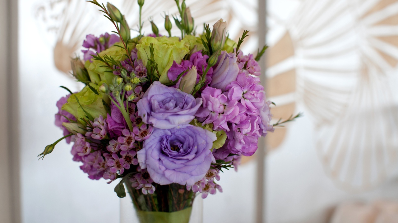 Букет эустомы в вазе крупным планом