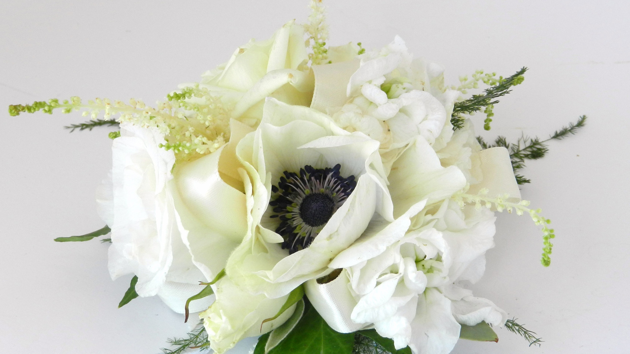 Букет с белыми цветами анемоны на сером фоне