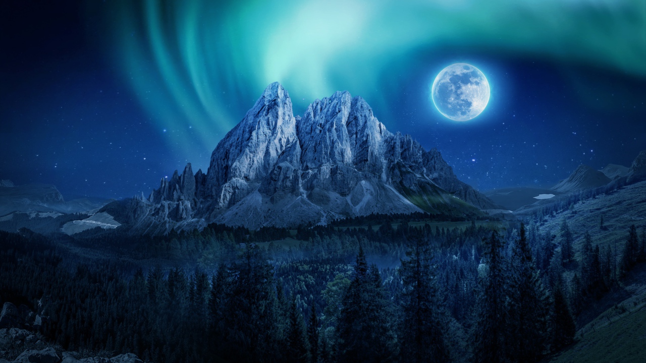 Яркая луна над горами у леса в небе 