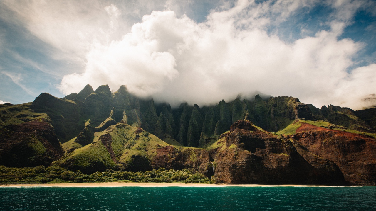 Белые облака окутывают вершину горы у озера