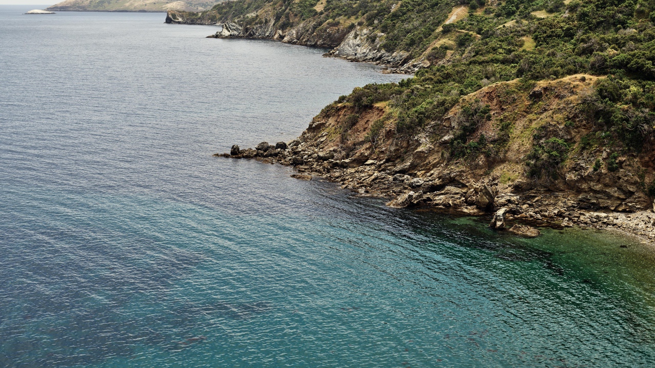 Голубая морская вода у скалистых берегов