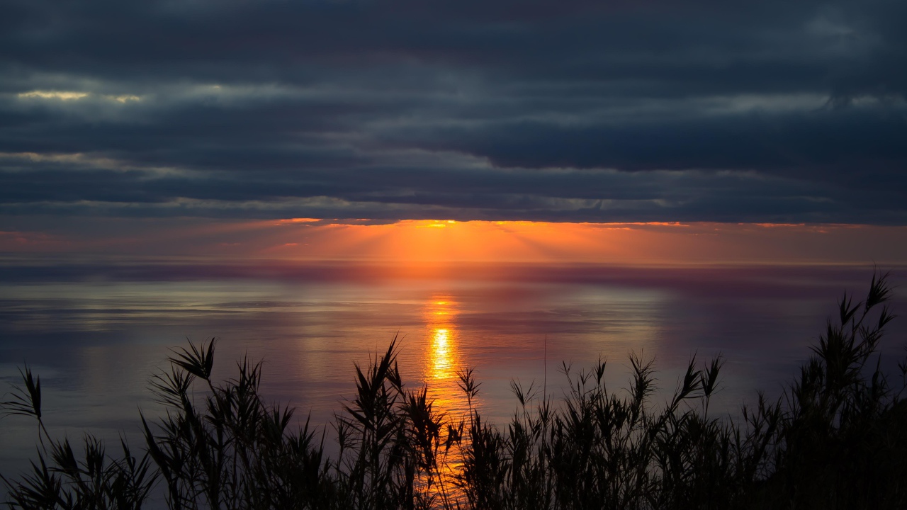 Красивый закат солнца в пасмурном небе 