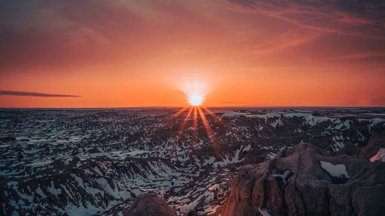 Яркий красный закат солнца над горами