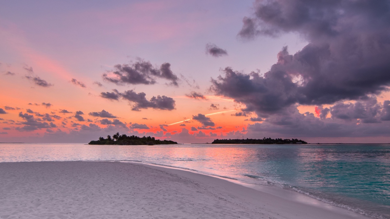 Закат на тихом побережье Исландии