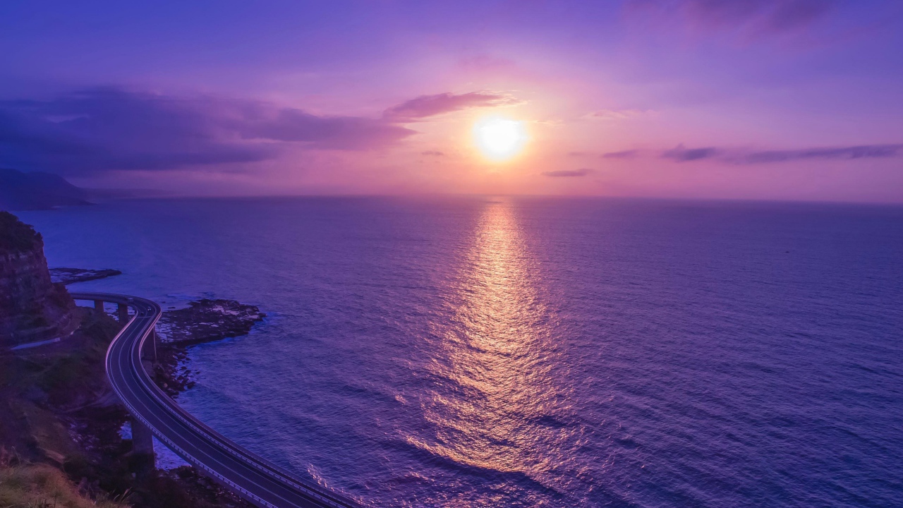 Дорога у моря на закате яркого летнего солнца