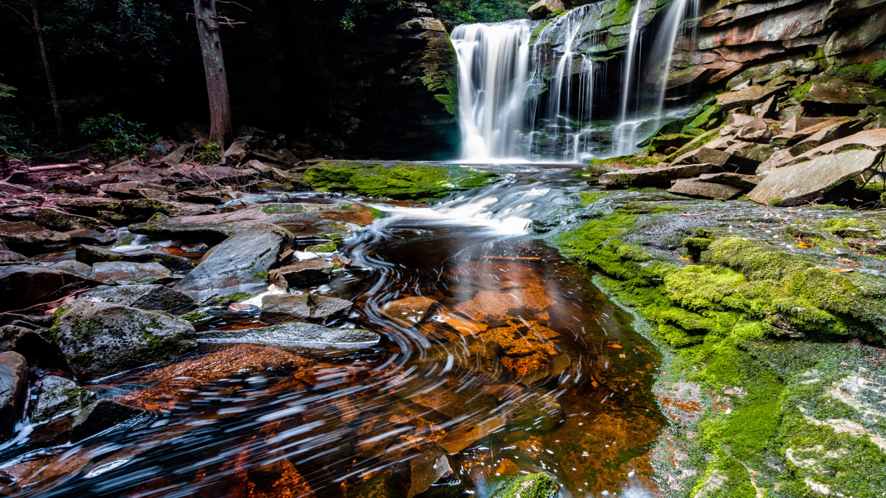 Быстрый водопад стекает по камням 