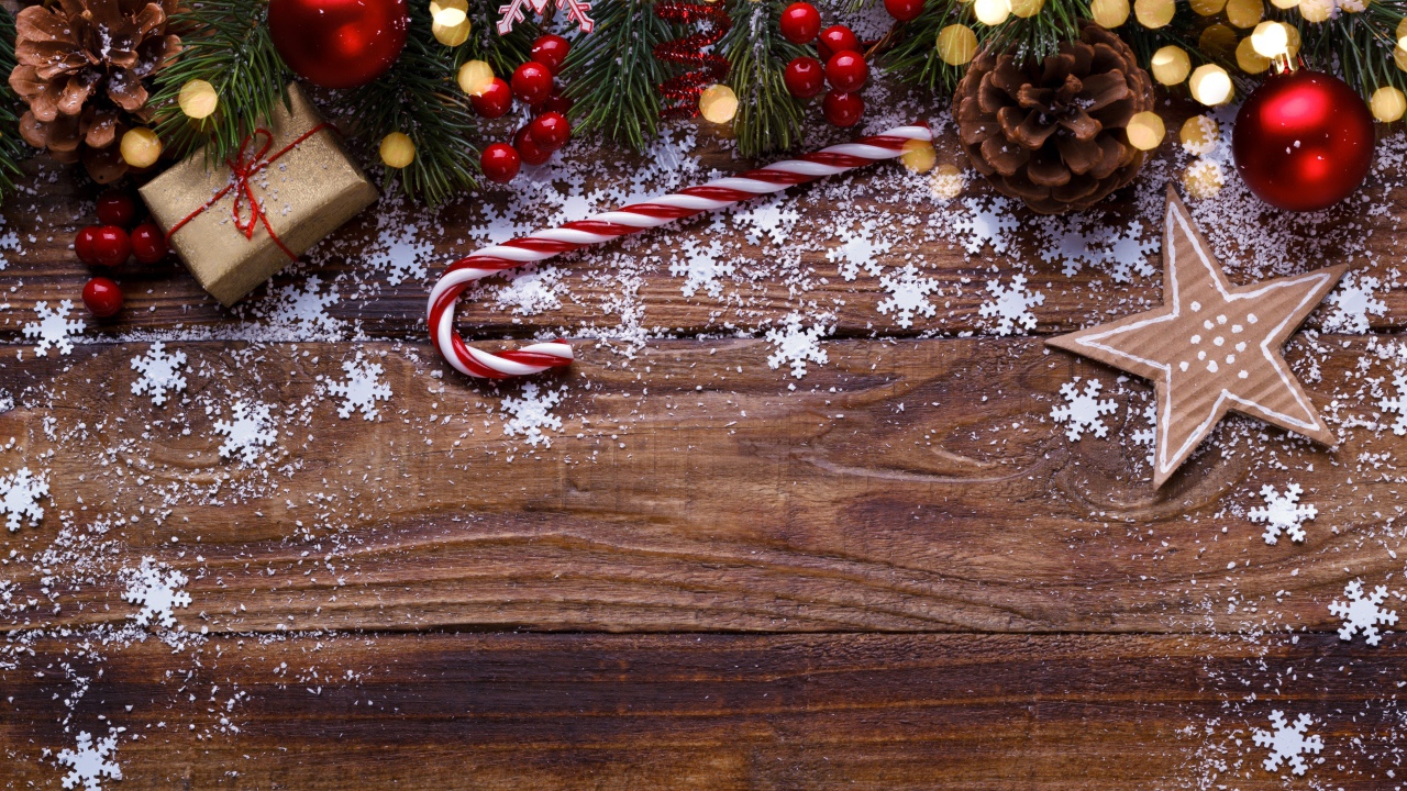 Новогодний декор на деревянном фоне, шаблон для открытки 