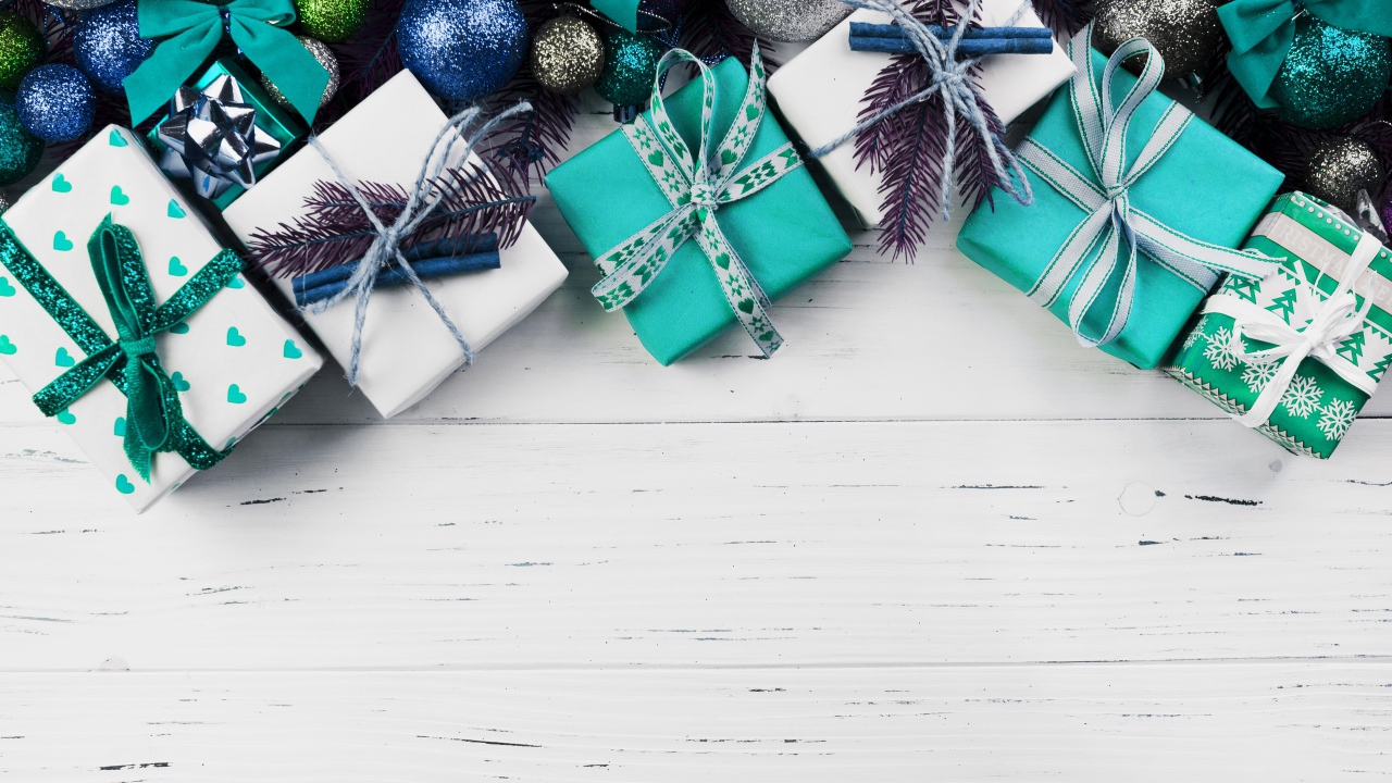 Подарки и елочные шарики на деревянном фоне, шаблон