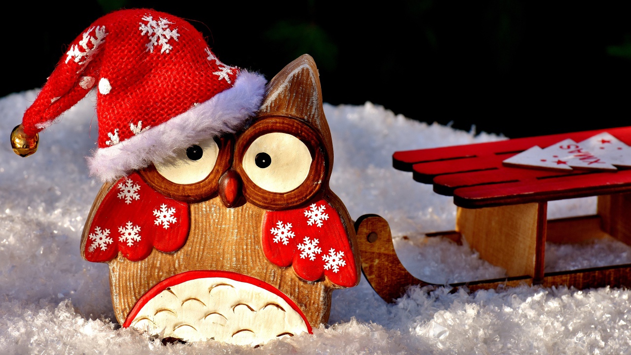 Деревянная фигурка совы в новогодней шапке на новый год 