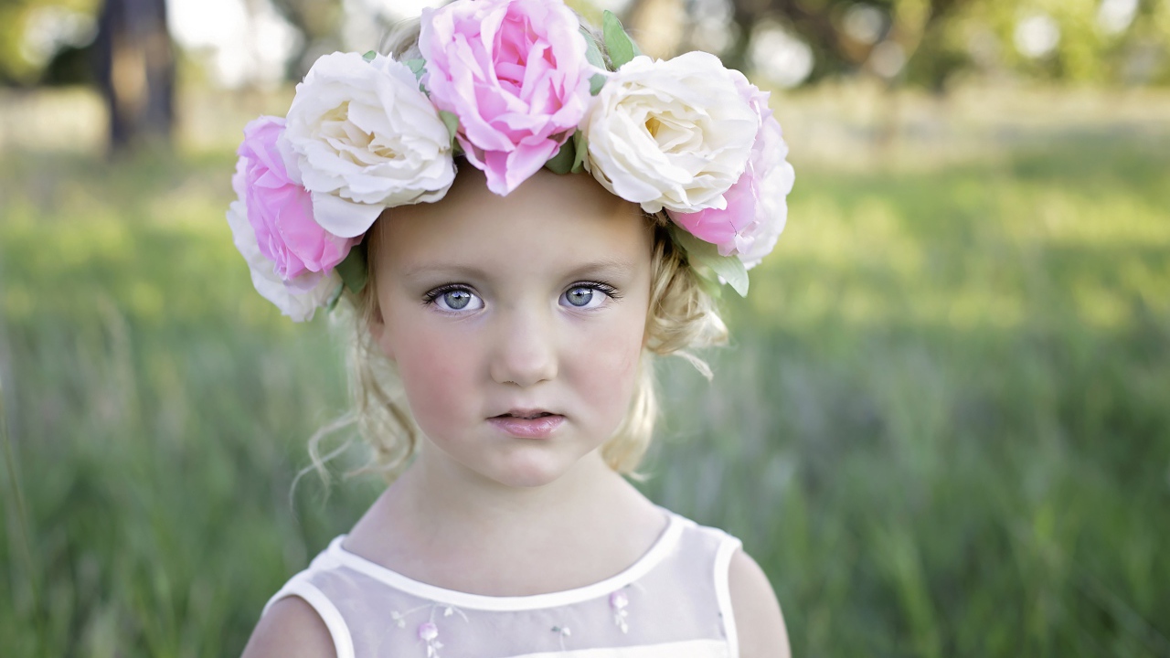 Красивая девочка с венком из цветов на голове