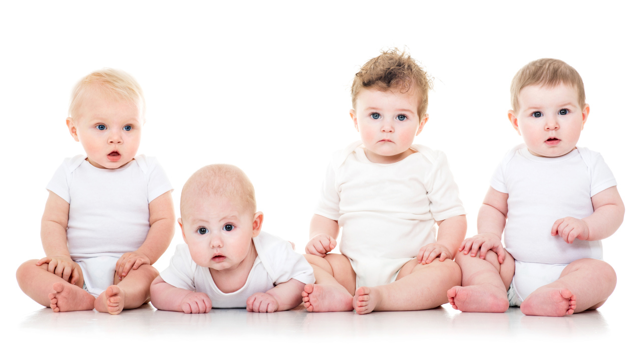 Четыре маленьких богатыря на белом фоне