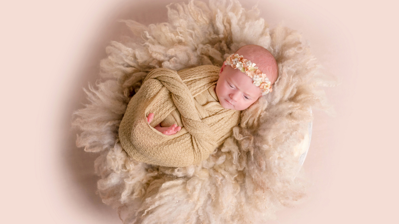 Маленький грудной ребенок завернутый  в покрывало 