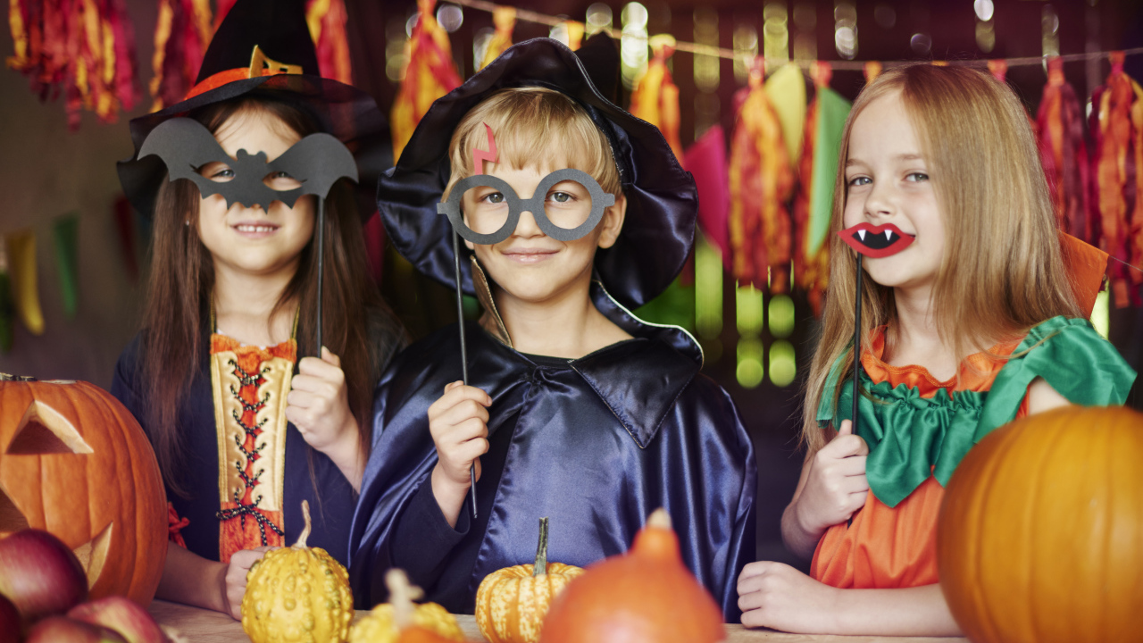 Маленькие дети в костюмах на Хэллоуин 