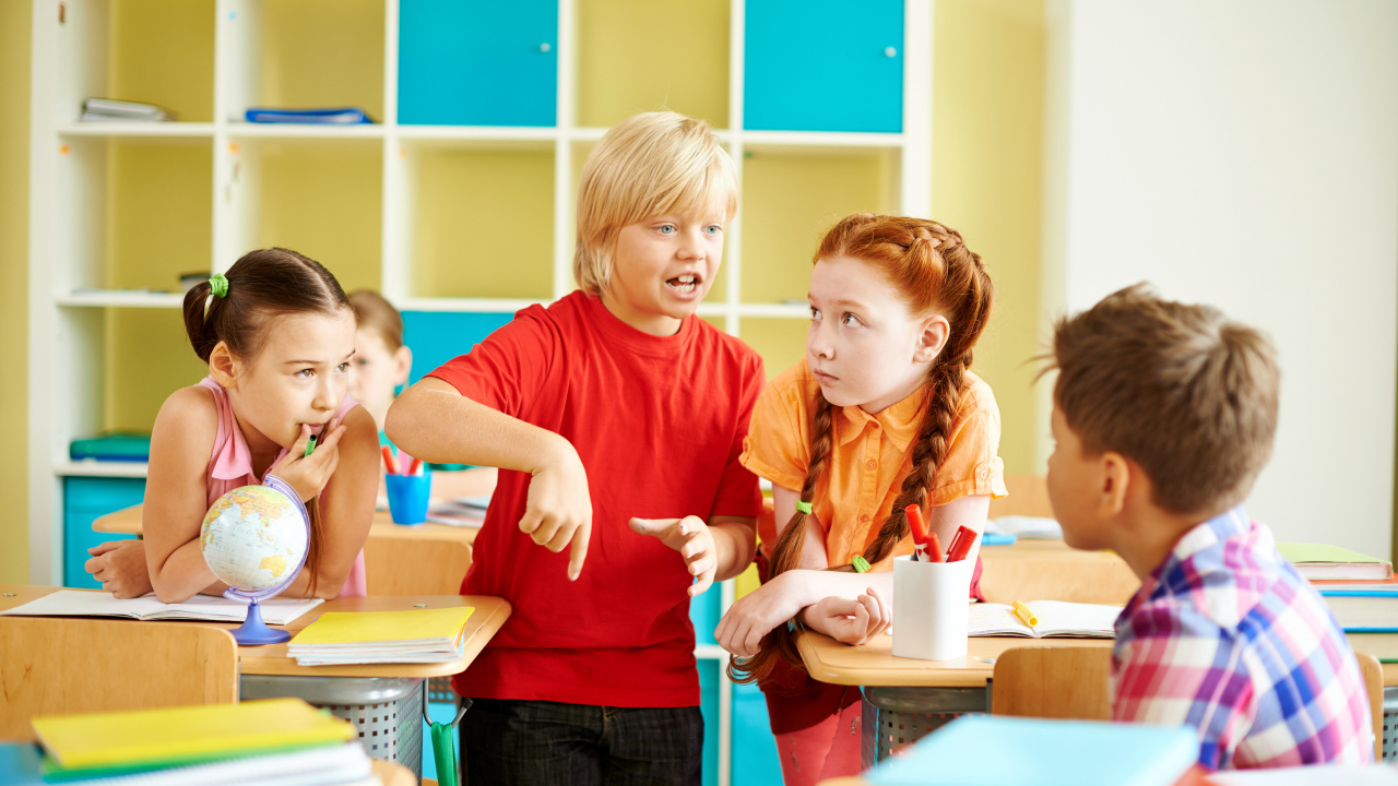 Школьники ведут беседу в классе