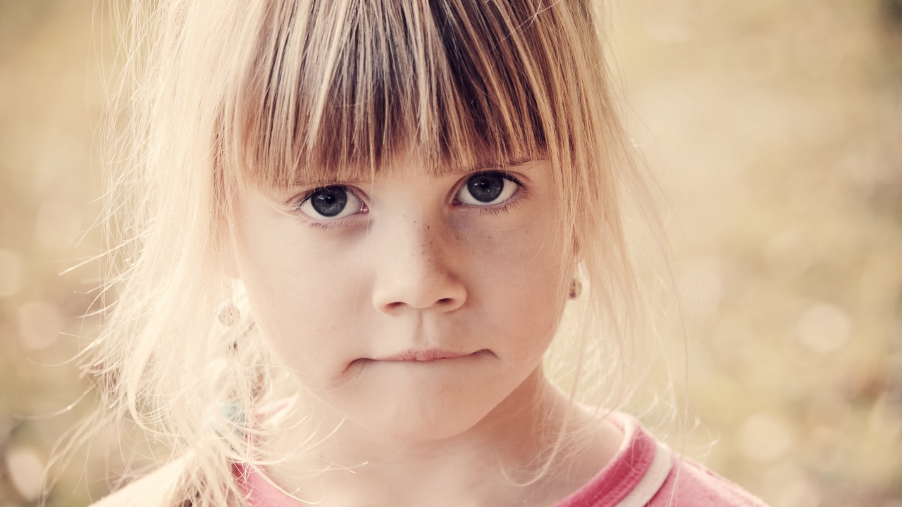 Серьезная маленькая девочка лицо крупным планом