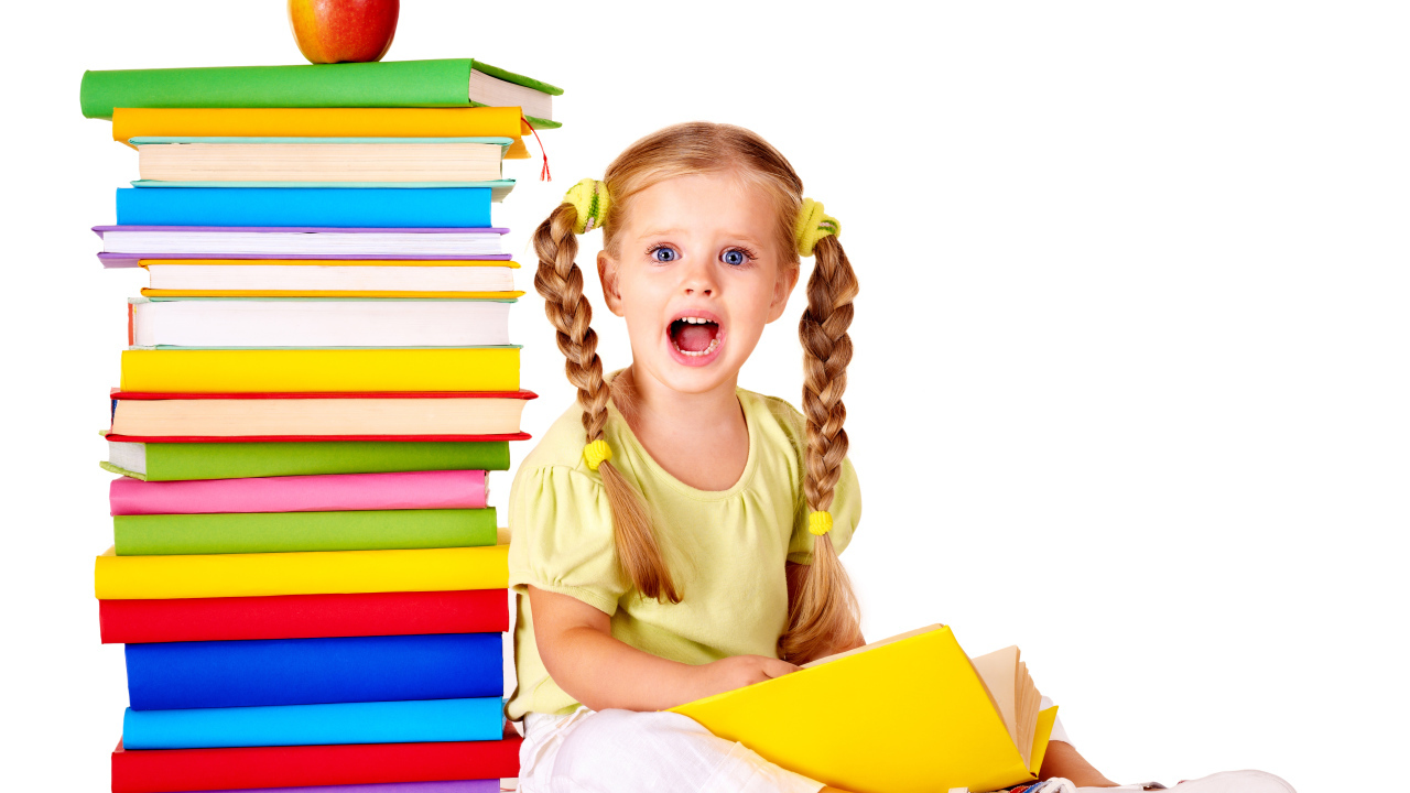  Удивленная маленькая девочка с книгами на белом фоне