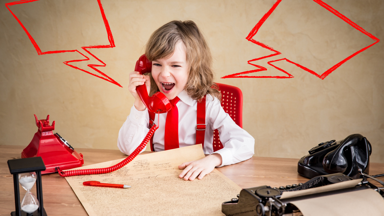 Девочка ведет переговоры по старому телефону