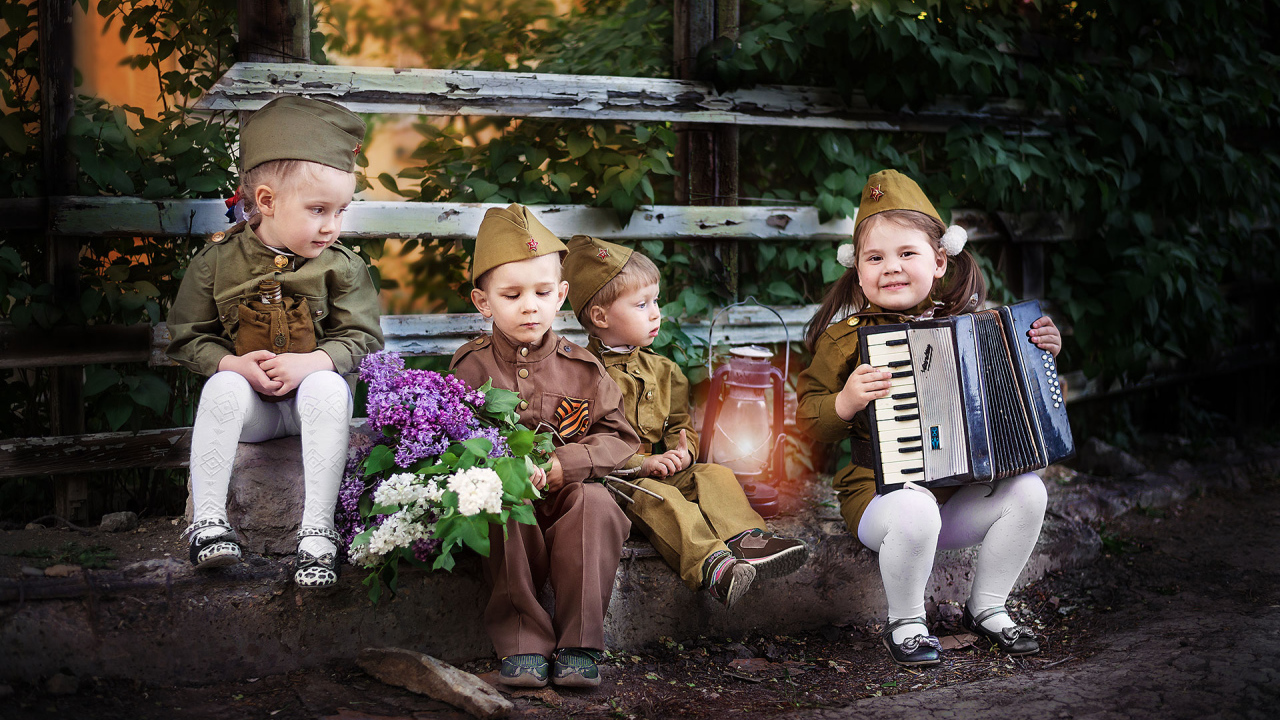 Маленькие дети в военной форме на 9 мая 