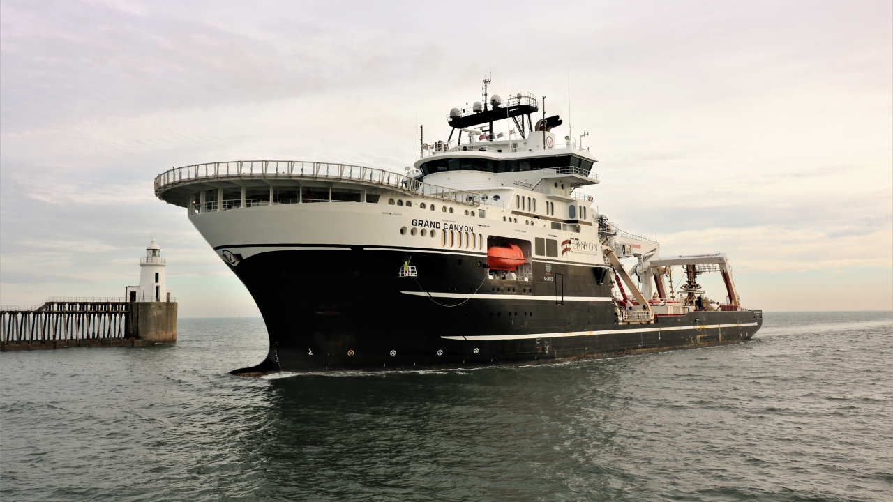 Американский корабль  GRAND CANYON в море