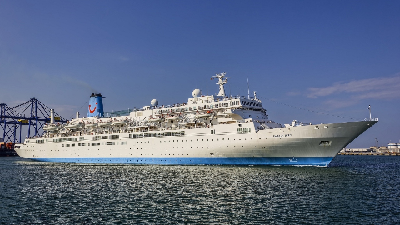 Большое круизное судно MS Marella Spirit в воде