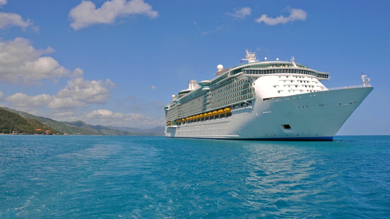 Белый круизный лайнер в голубой воде