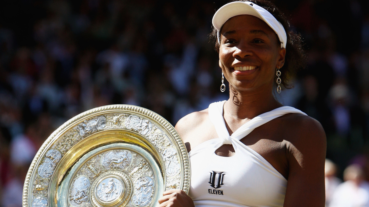 Американская теннисистка Винус Уильямс с наградой на корте