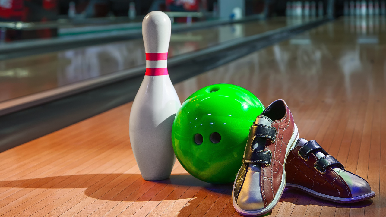 Обувь для боулинга, шар и кегля 