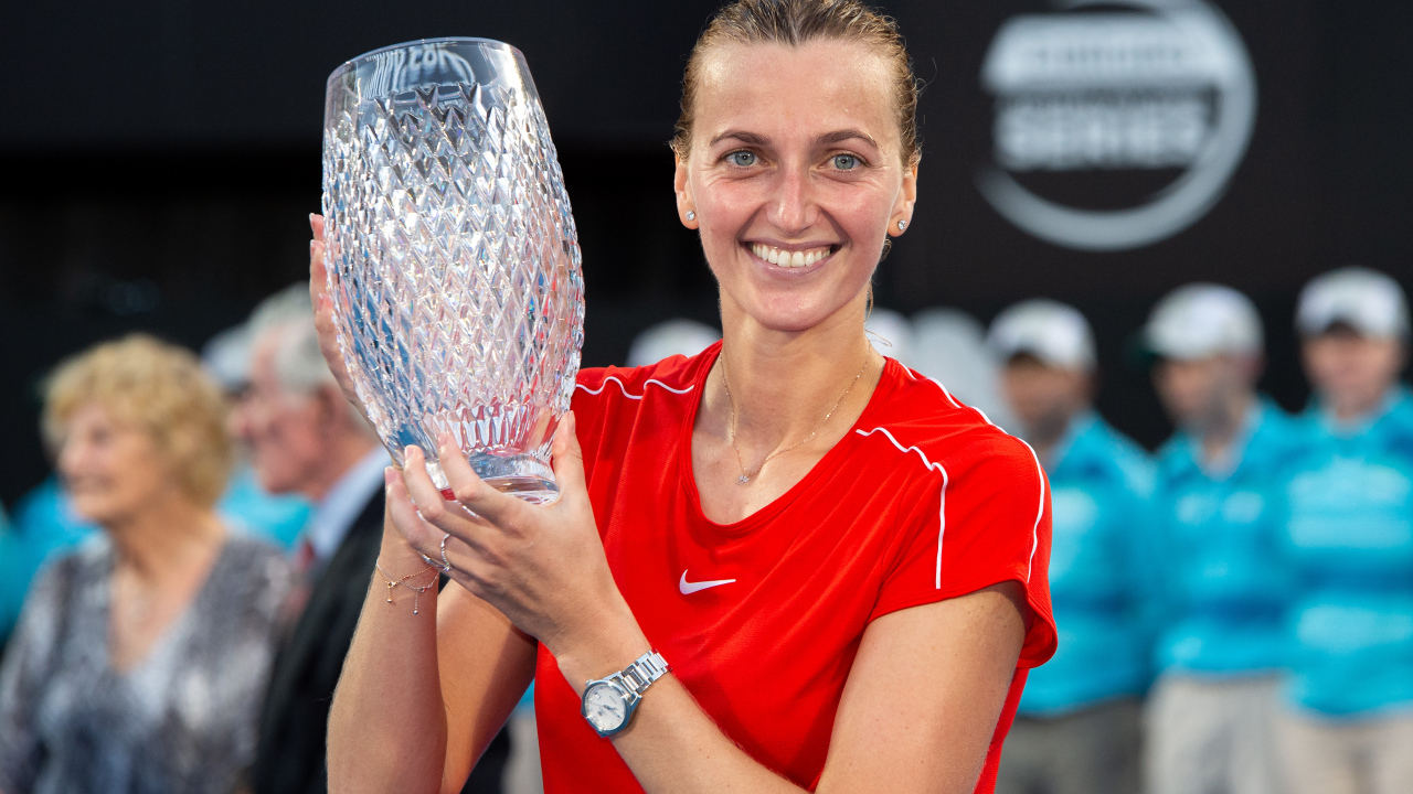 Чешская теннисистка Петра Квитова с кубком на корте