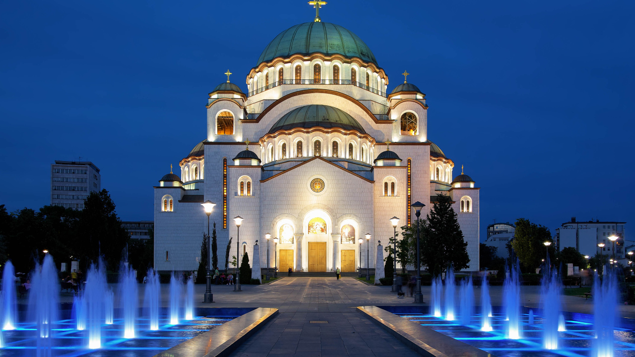 Фонтаны у храма Святого Саввы вечером, Белград. Сербия