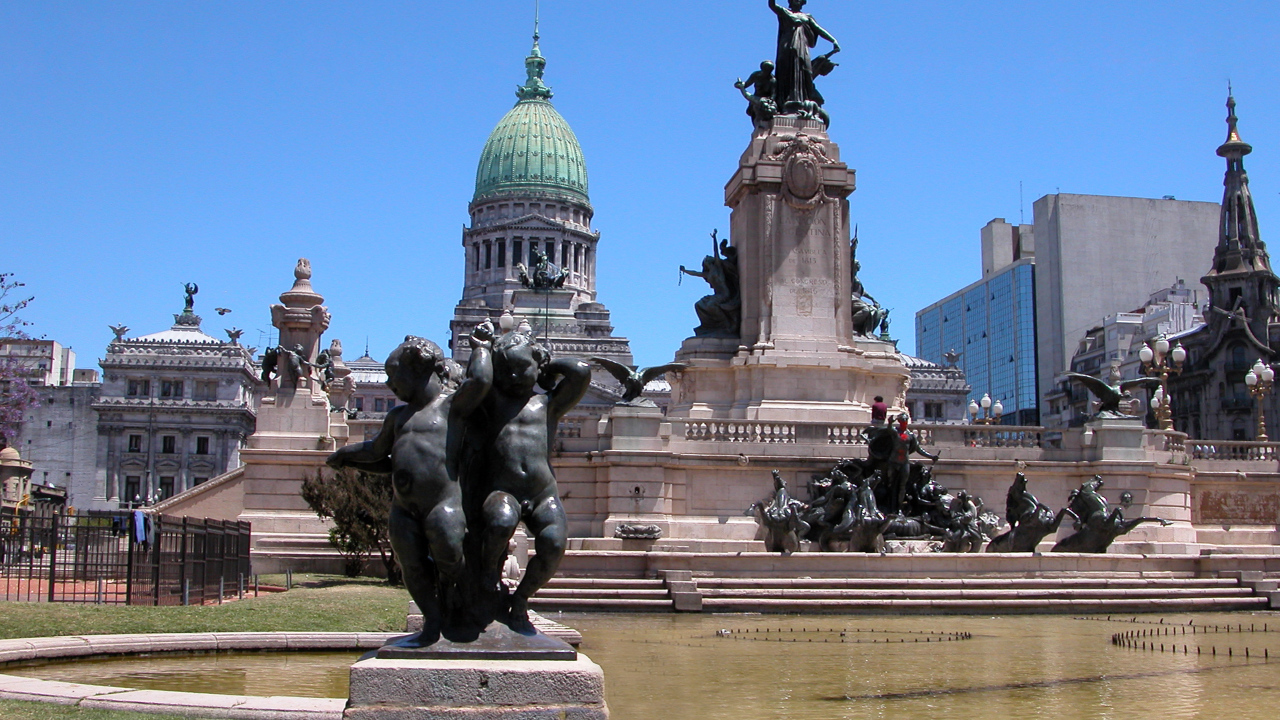 Памятники у дворца Национального конгресса в городе Буэнос-Айрес, Аргентина