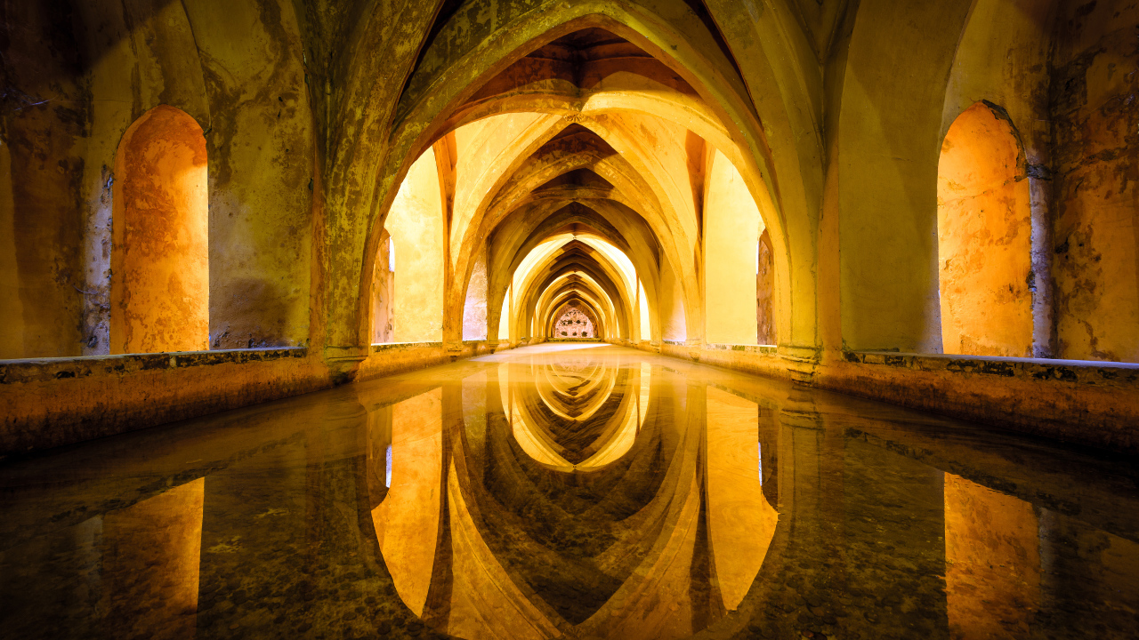 Старинная архитектура отражается в зеркальной поверхности 